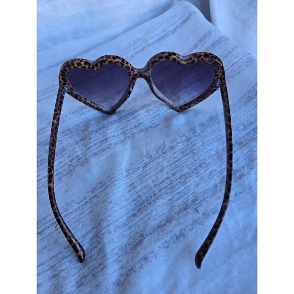 Retro Heart Leopard Sunglasses Women’s Fashion Accessory LP2854G - Picture 5 of 7